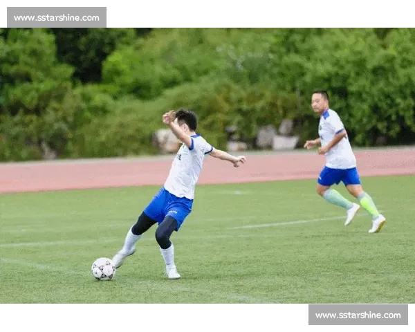 足球热搜排行揭秘：足坛明星动态与精彩赛事背后的故事分析